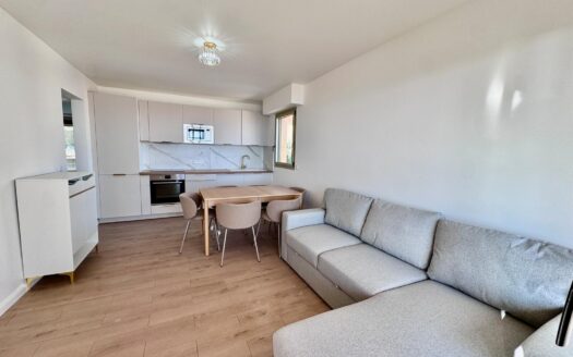 Beautiful renovated two-bedroom apartment at the gates of Monaco