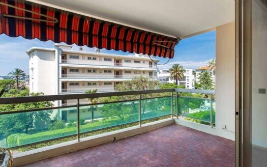 Nice Cimiez – Renovated 4-Room Apartment with Terrace & Garage