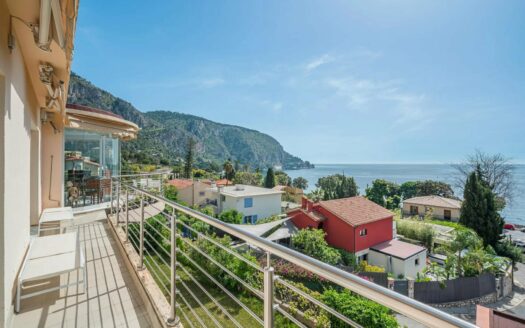 Top floor apartment in Eze