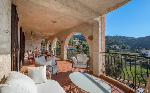 Èze – 3-bedroom apartment with sea view and spacious loggia
