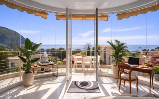 Top floor apartment in Eze