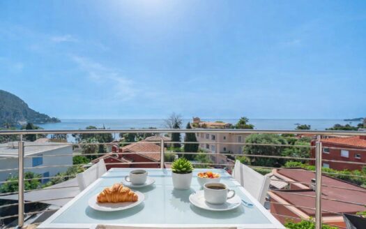 Top floor apartment in Eze