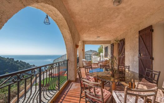 Èze – 3-bedroom apartment with sea view and spacious loggia
