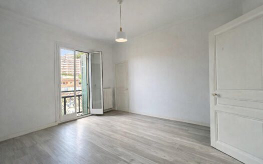 Spacious Top-Floor 5-Room Apartment – Menton