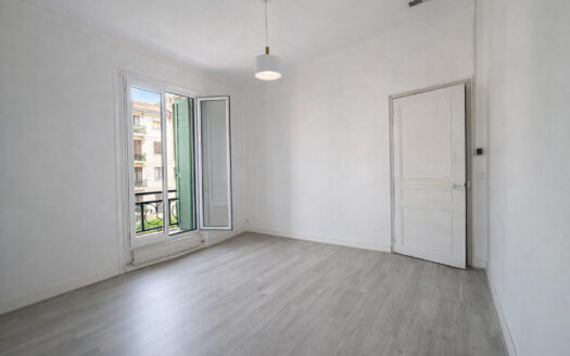 Spacious Top-Floor 5-Room Apartment – Menton