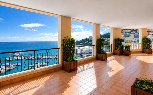 Elegant 5-room apartment with panoramic sea view and high-end services