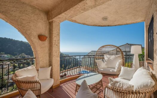 Èze – 3-bedroom apartment with sea view and spacious loggia