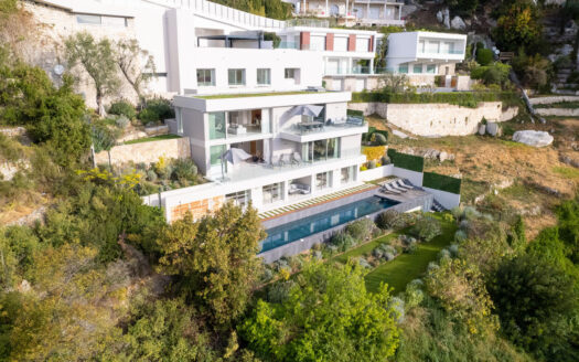Contemporary 5-Bedroom Villa with Stunning Views and Spacious Living Area