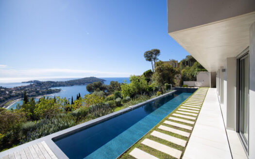 Contemporary 5-Bedroom Villa with Stunning Views and Spacious Living Area