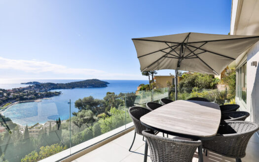 Contemporary 5-Bedroom Villa with Stunning Views and Spacious Living Area