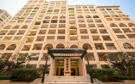 Elegant 5-room apartment with panoramic sea view and high-end services