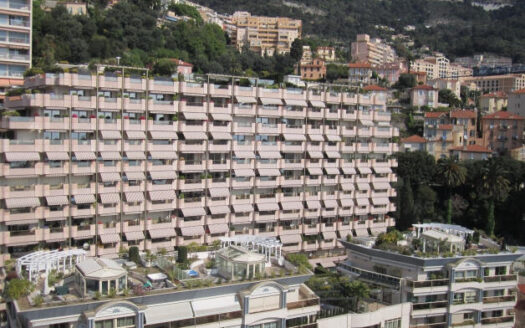 LE ROC FLEURI : LARGE 1BEDROOM APT WITH TERRACE AND PRIVATE GARDEN